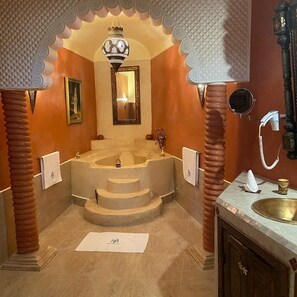 تجهيزات دش، مجففات شعر، مناشف، صابون