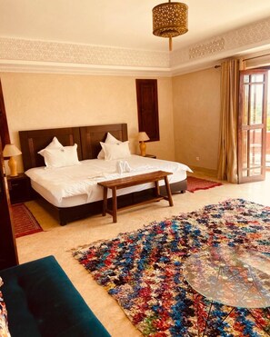 19 عدّة غرف نوم ومكتب ومكواة/لوح كي وسرير سفر