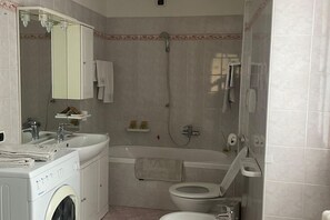 Sèche-cheveux, bidet, serviettes fournies