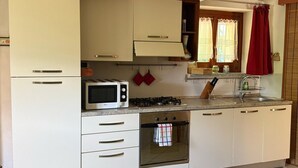 Coffee/tea maker, microwave, stovetop, cookware/dishes/utensils - Casa degli Alpaca - Lake View (Biosio)