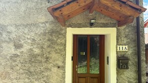 Exterior detail - Casa degli Alpaca - Lake View (Biosio)