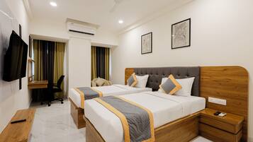 Cozy Twin Room | In-room safe, desk, soundproofing, iron/ironing board