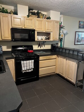 Réfrigérateur, micro-ondes, four, lave-vaisselle