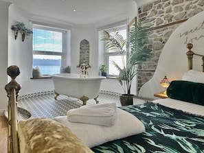 1 slaapkamer, een strijkplank/strijkijzer, gratis wifi, beddengoed