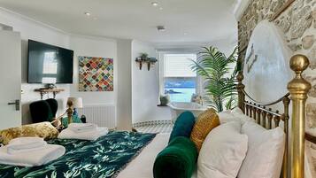 1 bedroom, iron/ironing board, WiFi (free), bed sheets
