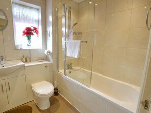 Douche, séchoir à cheveux, serviettes fournies