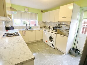 Réfrigérateur, micro-ondes, four, lave-vaisselle