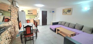 Smart TV, fireplace, books - Rustic Istrian Stone House - Wellis Rooftop Hot-Spa Liznjan (Ližnjan)
