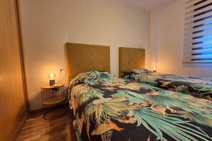 Ein Hotelzimmer mit einem Bett, einem runden Beistelltisch und einer Lampe.