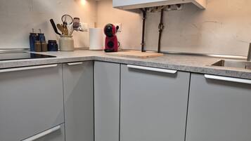 Kühlschrank, Mikrowelle, Ofen, Geschirrspüler