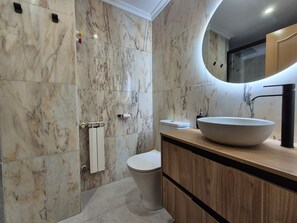 Bruser, hårtørrer, håndklæder