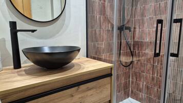 Shower, hair dryer, towels