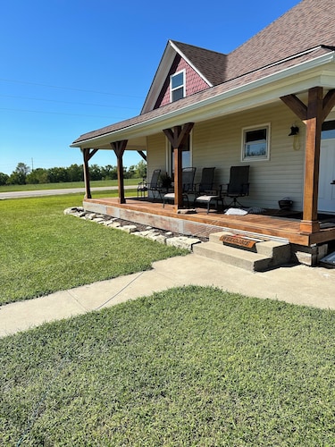 Charming 4-bedroom farmhouse with AC, WiFi near lovely Holton. Beautiful view 