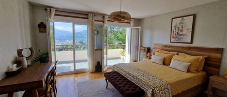 1 bedroom, desk, free WiFi, bed sheets