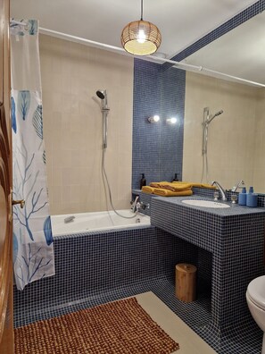 Sèche-cheveux, serviettes fournies, savon, shampoing