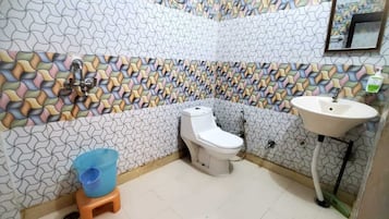 Habitación Deluxe doble, 1 habitación, vistas a la montaña | Baño | Ducha, zapatillas y toallas