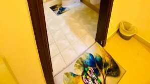 A bathroom with a bathtub, toilet, and sink. - Rest-Inn Two Bedrooms Apartment (Muscat)