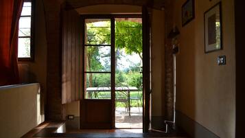 Appartement, uitzicht op heuvels | Woonruimte | Een 32-inch flatscreentelevisie met kabelzenders