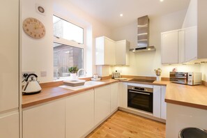 Mikrovågsugn, ugn och grytor/köksredskap