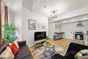 Una Smart TV, un futbolín
