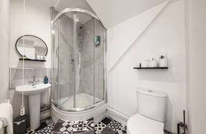 Douche, séchoir à cheveux, serviettes fournies, savon