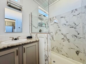 Hair dryer, towels - The Tiny Tejas with Pool & Hot Tub (Austin)