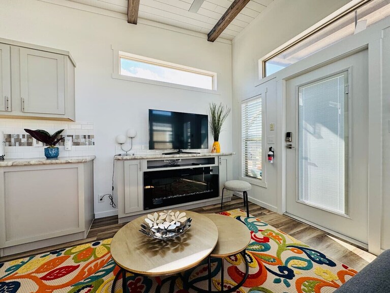 Tiny Tejas Retreat With Pool & Hot Tub - Austin, TX