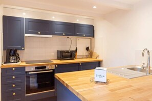 Een koelkast, een microgolfoven, een oven, een kookplaat