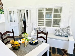Outdoor dining - Two bed rooms ensuite with bathroom #1 (Watamu)