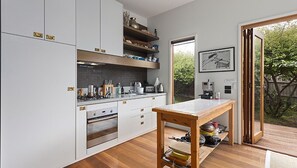 Frigorífico, microondas, horno y placa de cocina