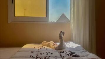 4 habitaciones, espacio para trabajar con laptop y cortinas blackout