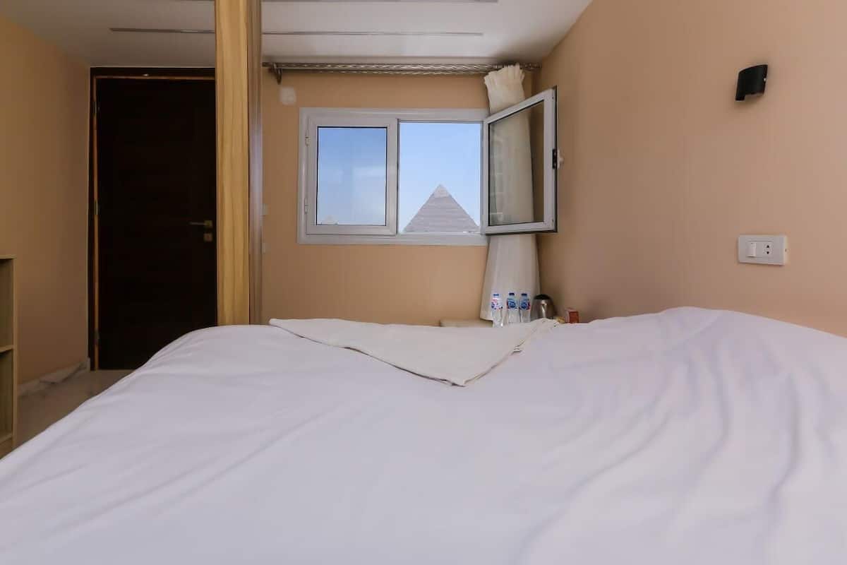 4 bedrooms, laptop workspace, blackout drapes, free WiFi