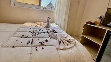 4 habitaciones, espacio para trabajar con laptop y cortinas blackout