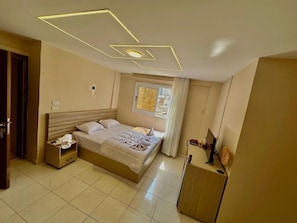 Laptop workspace, blackout drapes, free WiFi - kings pyramids view inn (Giza)