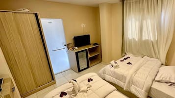 Espacio para trabajar con laptop, cortinas blackout y wifi gratis