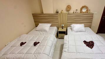 4 habitaciones, espacio para trabajar con laptop y cortinas blackout