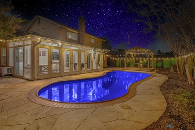 Pool House - 5-Bed- Pergola- Sunroom-Pet Friendly