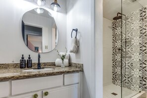 Douche, sèche-cheveux, serviettes fournies, savon