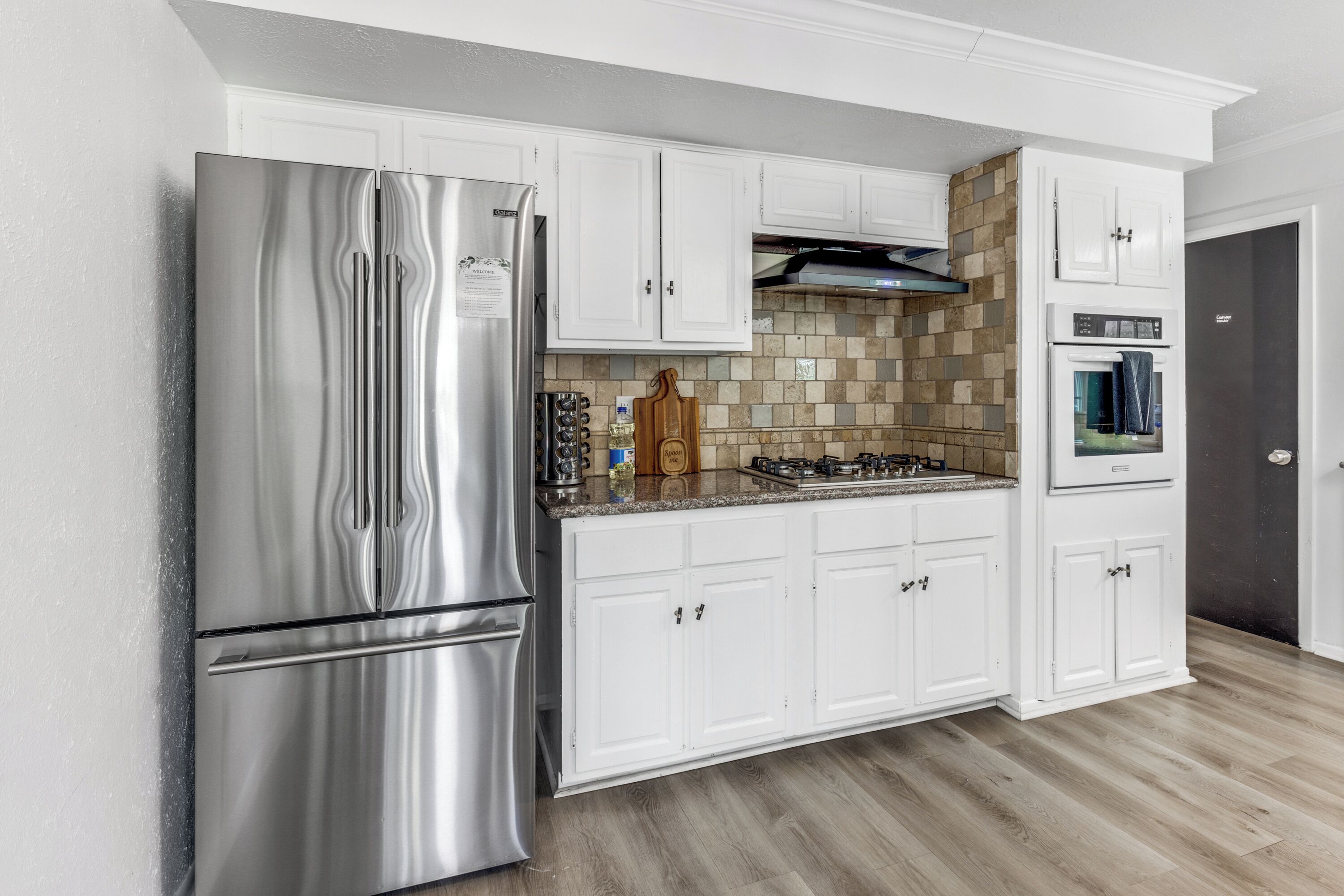 Een magnetron, een oven, een kookplaat, een vaatwasser