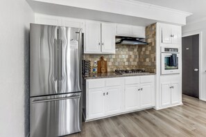 Microwave, oven, stovetop, dishwasher - Pool House - 5-Bed- Pergola- Sunroom-Pet Friendly (Stafford)