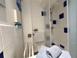 Sèche-cheveux, papier toilette