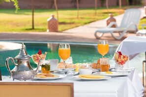 Outdoor dining - Residence Dar Lamia Marrakech : 2 Bedroom Villa with Private Pool (Dar Caïd Layadi)
