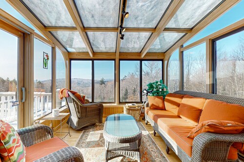 Beautiful house w/ mountain & pond views, hot tub, pool table, bbq, firepit, w/d