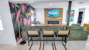 Interior - Palm Haus: 4bed:2bath/Heated Pool/Game Room/Putting Green/2 King beds (Cape Coral)