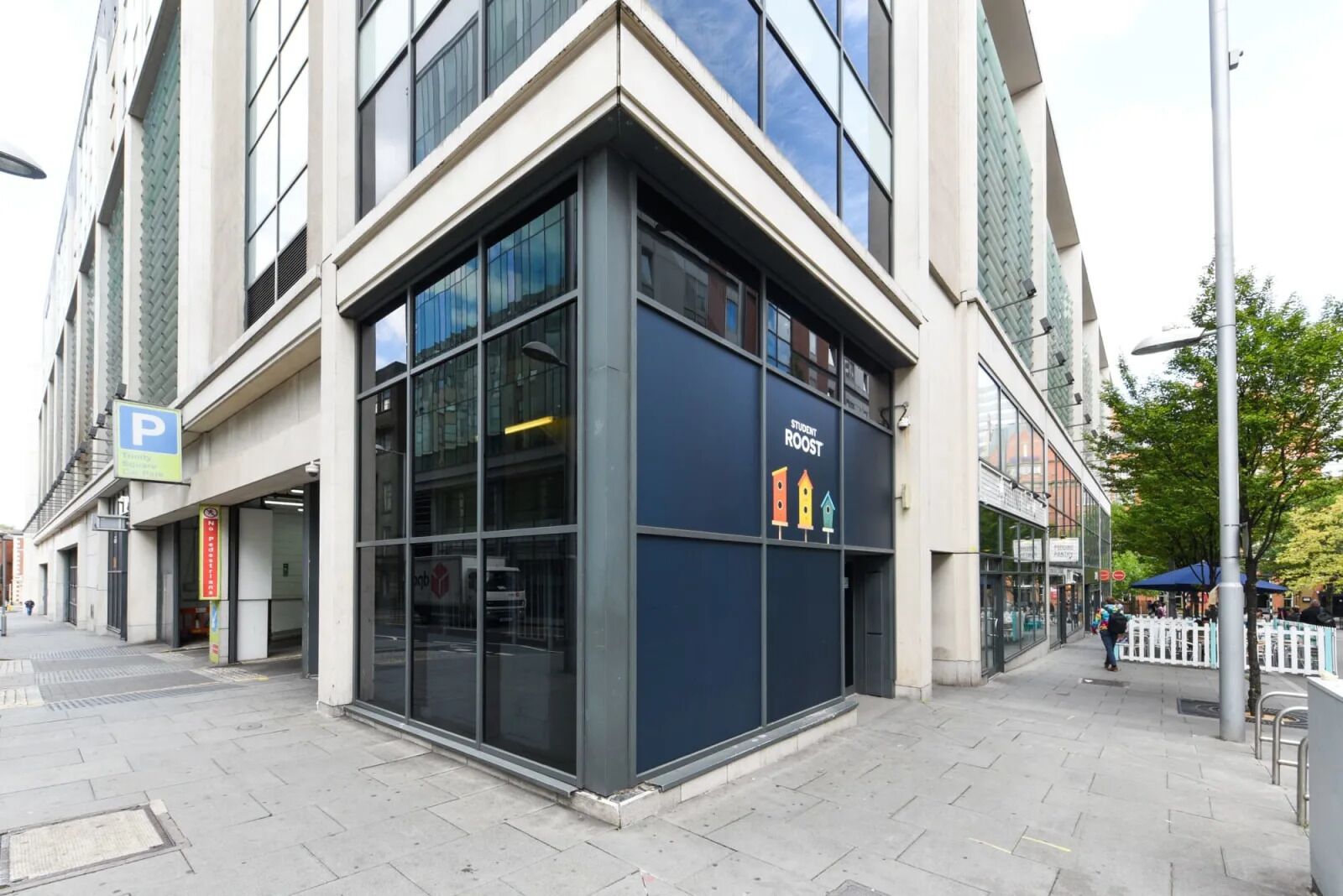 Un bâtiment moderne doté de grandes fenêtres et d’une enseigne indiquant qu’il s’agit de logements étudiants.