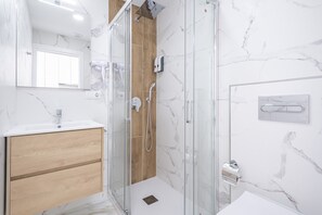 Dusche, Haartrockner, Handtücher