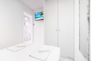 Iron/ironing board, free WiFi, bed sheets