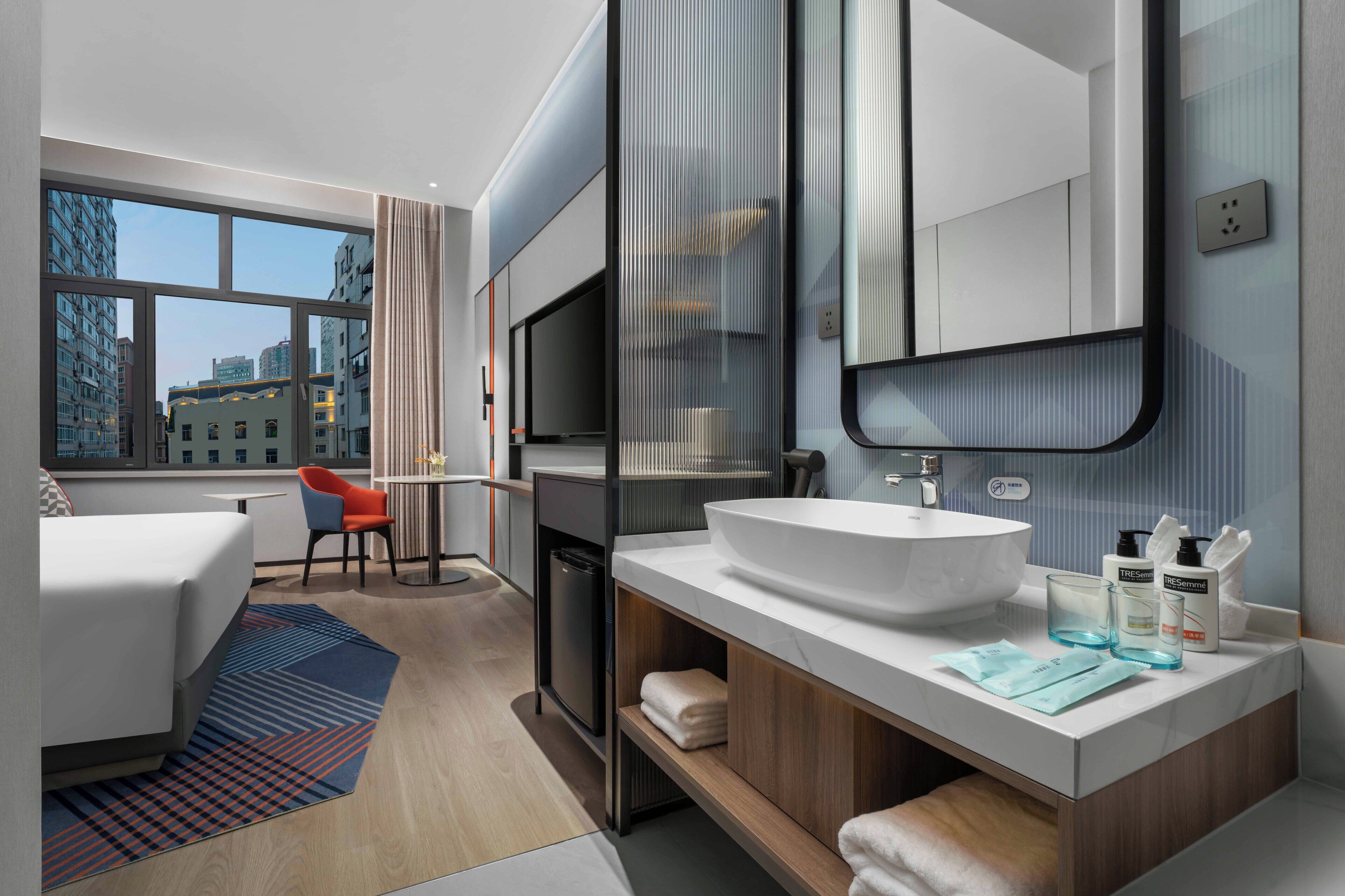 Phòng Tiêu chuẩn, 1 giường cỡ king (Extra Floor Space) | Phòng tắm | Buồng tắm vòi sen, đồ dùng nhà tắm miễn phí, máy sấy tóc 