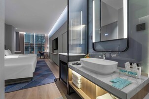 高级房 1张超大床1张双人床 | 羽绒被、办公桌、遮光窗帘、隔音