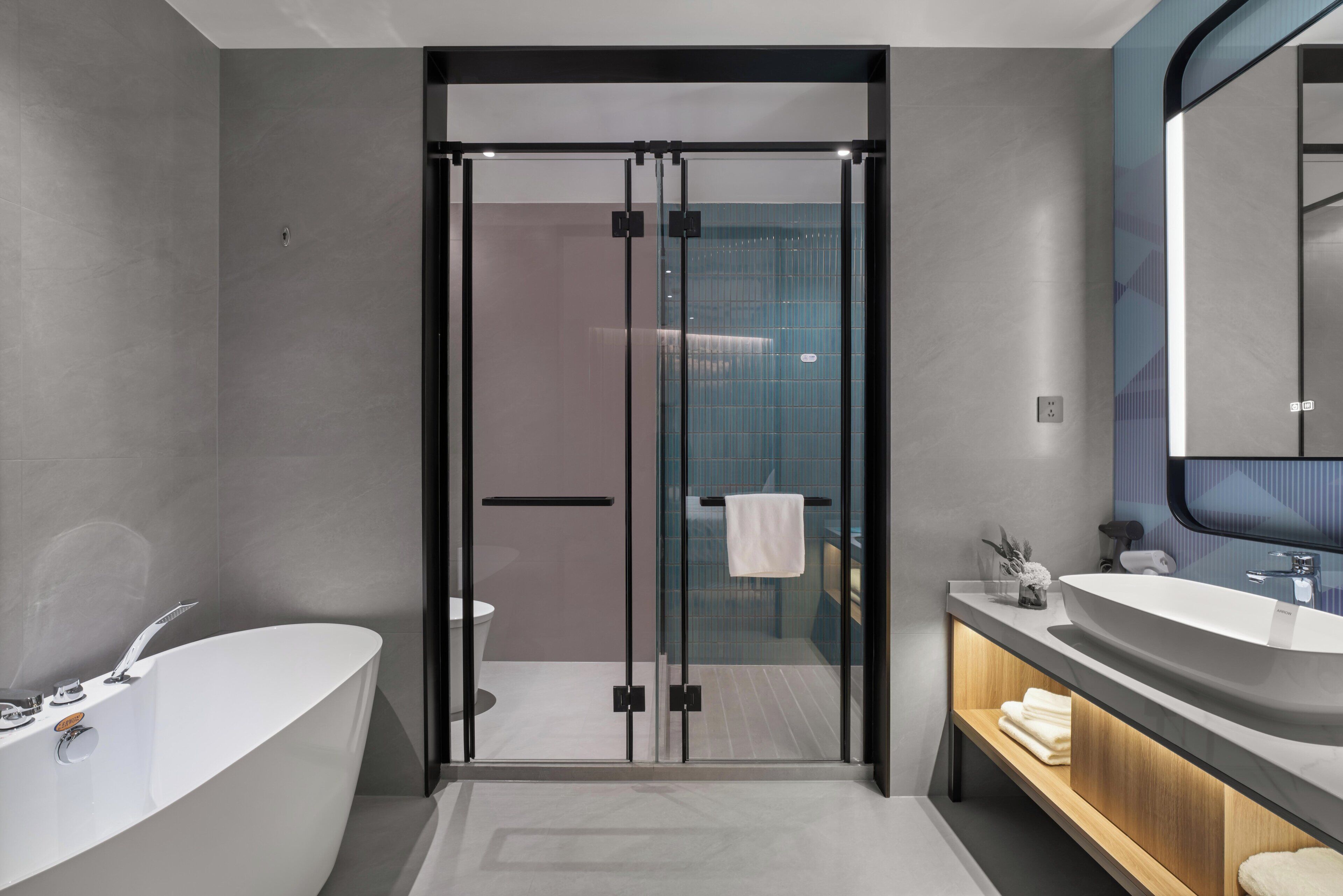 Suite, 1 chambre | Salle de bain | Douche, articles de toilette gratuits, sèche-cheveux, chaussons